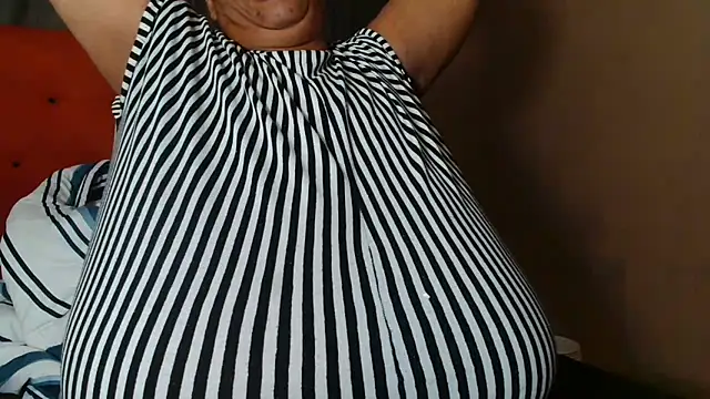 Snapshot of tinagiant chatting on 03.10.26 tinagiant online show from 03.10.26