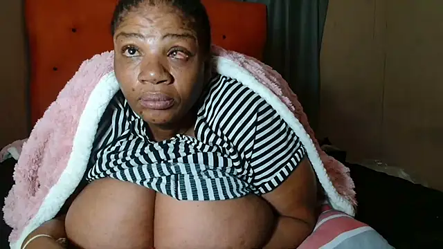 Snapshot of tinagiant chatting on 03.12.26 tinagiant online show from 03.12.26