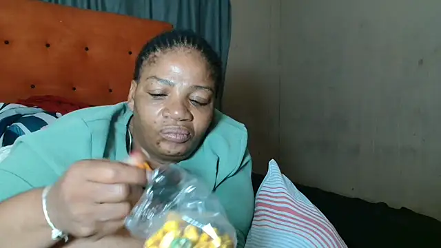 Snapshot of tinagiant chatting on 03.14.26 tinagiant online show from 03.14.26