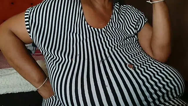 Snapshot of tinagiant chatting on 03.17.26 tinagiant online show from 03.17.26