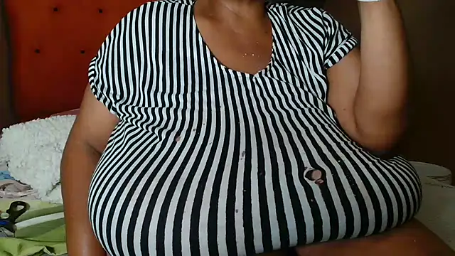 Snapshot of tinagiant chatting on 03.19.26 tinagiant online show from 03.19.26