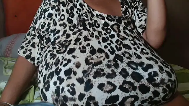 Snapshot of tinagiant chatting on 04.02.26 tinagiant online show from 04.02.26