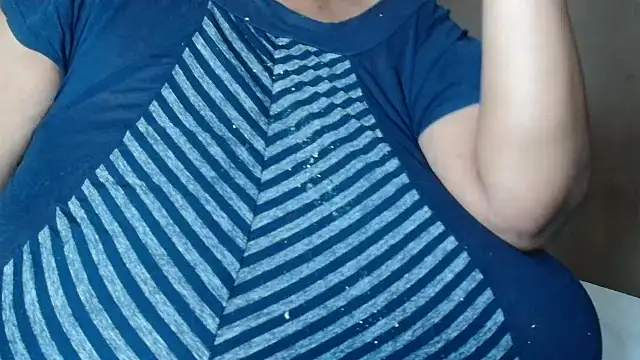 Snapshot of tinagiant chatting on 04.14.26 tinagiant online show from 04.14.26