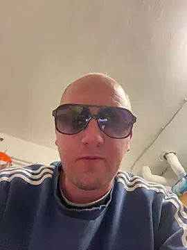 Snapshot of paul_daniel chatting on 12.15.25 paul daniel online show from 12.15.25