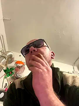 Snapshot of paul_daniel chatting on 12.21.25 paul daniel online show from 12.21.25