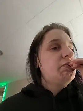 Snapshot of menaceswife chatting on 01.19.25 menaceswife online show from 01.19.25