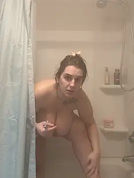 Snapshot of menaceswife chatting on 02.20.25 menaceswife online show from 02.20.25