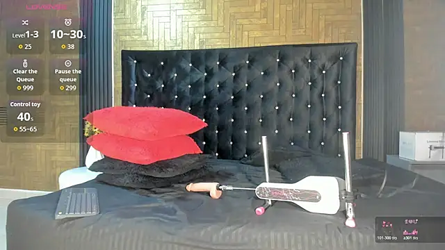 Snapshot of Laross25 chatting on 11.25.25 Laross25 online show from 11.25.25