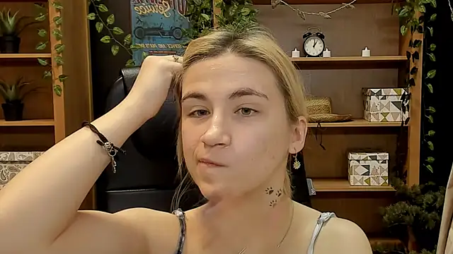 Moon13152 online show from 01.25.25