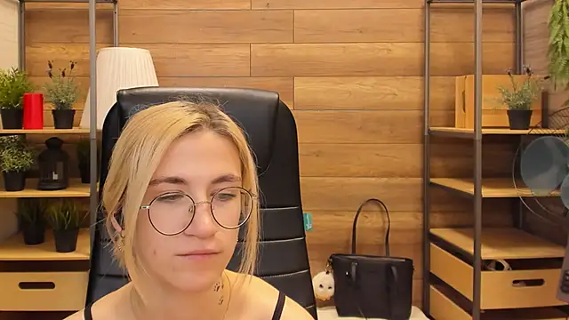 Moon13152 online show from 01.28.25