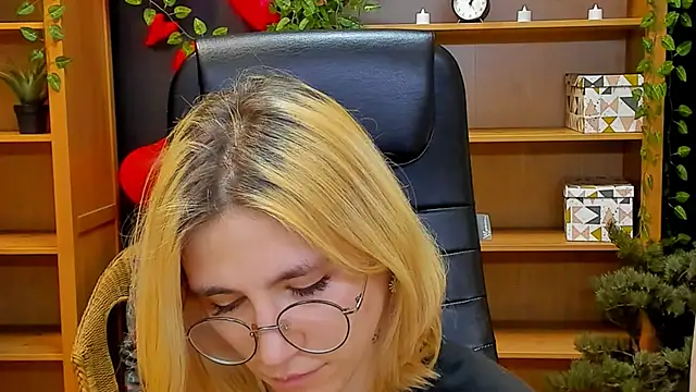 Moon13152 online show from 02.24.25