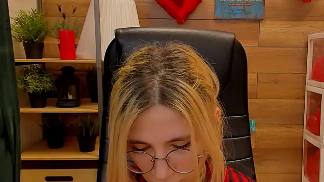 Moon13152 online show from 02.25.25