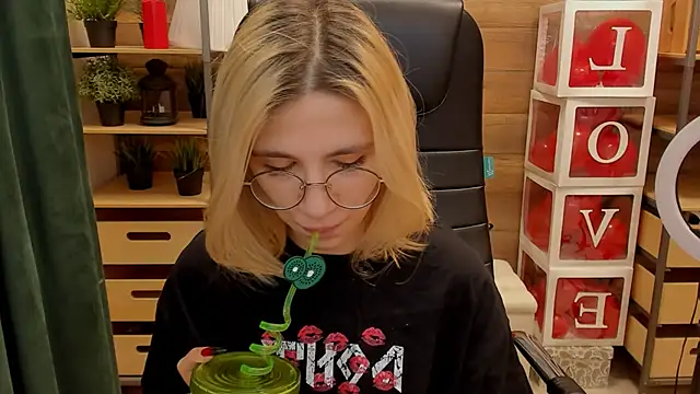 Moon13152 online show from 02.28.25