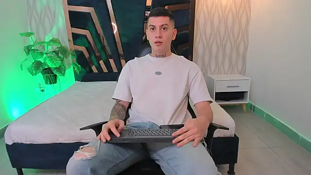 Yeiko Romero  online show from 03.15.25