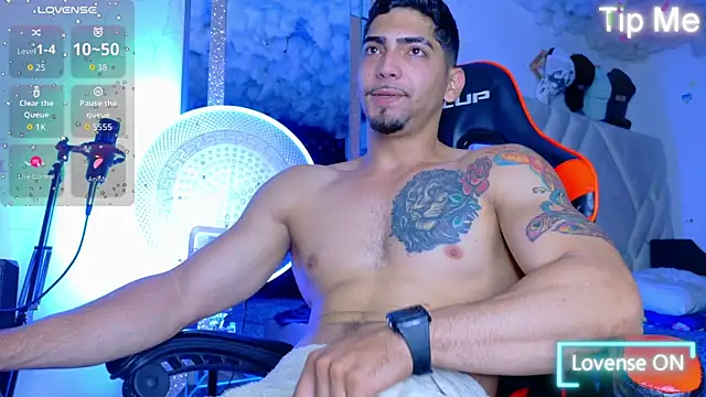 Snapshot of Rich_boy01 chatting on 10.11.25 Rich boy01 online show from 10.11.25