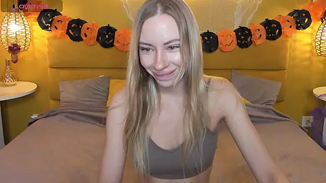 Snapshot of Diana_Garrett chatting on 10.31.25 Diana Garrett online show from 10.31.25