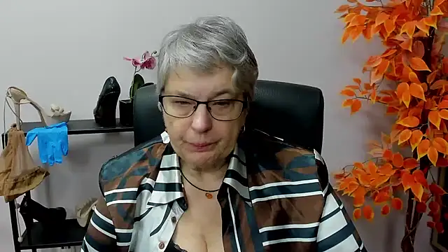 Snapshot of IrisDream chatting on 12.11.24 IrisDream online show from 12.11.24