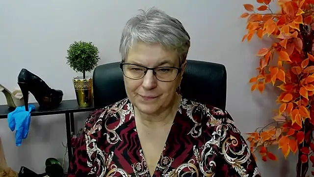 Snapshot of IrisDream chatting on 12.19.24 IrisDream online show from 12.19.24