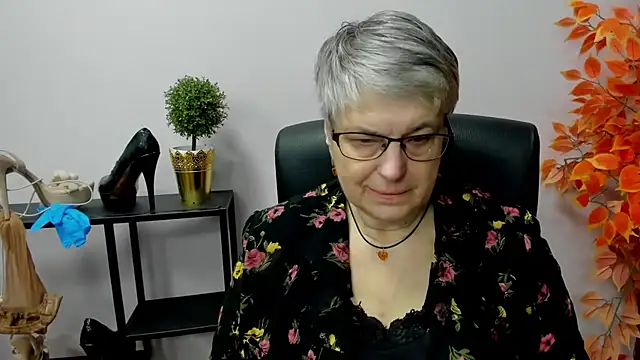 Snapshot of IrisDream chatting on 12.30.24 IrisDream online show from 12.30.24