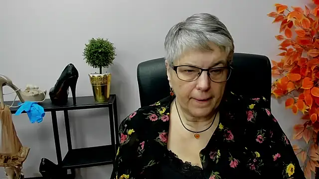 Snapshot of IrisDream chatting on 12.30.24 IrisDream online show from 12.30.24