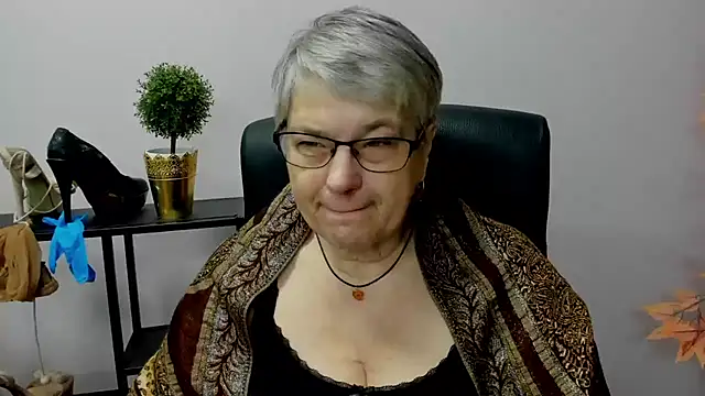 Snapshot of IrisDream chatting on 01.03.25 IrisDream online show from 01.03.25