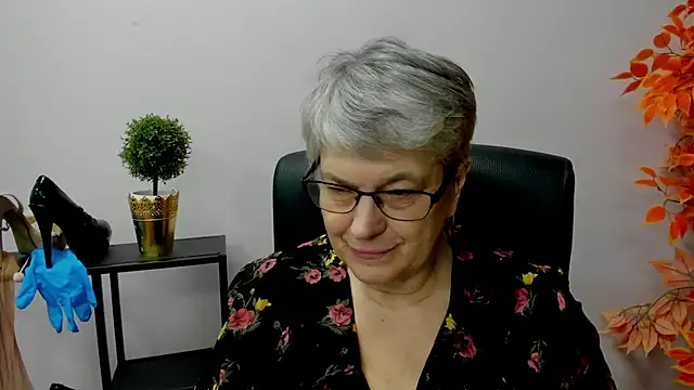 Snapshot of IrisDream chatting on 01.13.25 IrisDream online show from 01.13.25