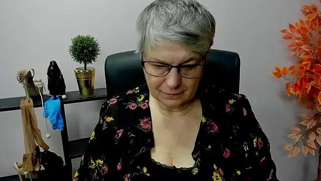 Snapshot of IrisDream chatting on 01.14.25 IrisDream online show from 01.14.25