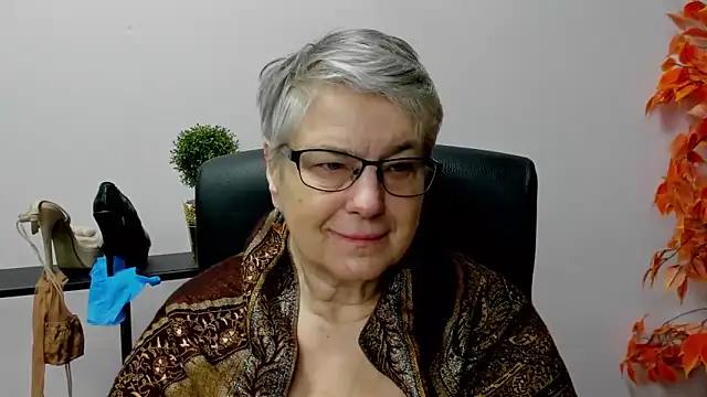 Snapshot of IrisDream chatting on 01.22.25 IrisDream online show from 01.22.25