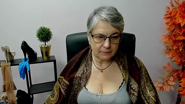 Snapshot of IrisDream chatting on 01.29.25 IrisDream online show from 01.29.25