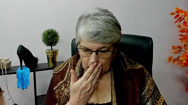 Snapshot of IrisDream chatting on 01.30.25 IrisDream online show from 01.30.25