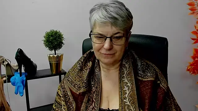 Snapshot of IrisDream chatting on 02.18.25 IrisDream online show from 02.18.25