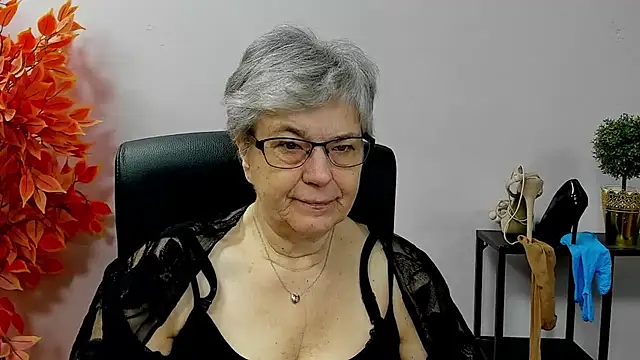 Snapshot of IrisDream chatting on 11.24.25 IrisDream online show from 11.24.25