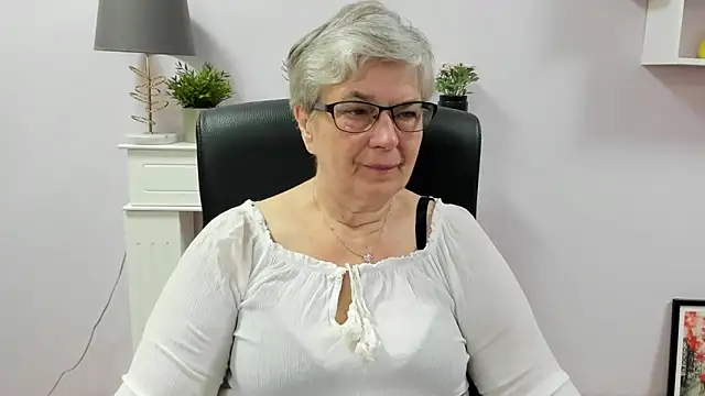 Snapshot of IrisDream chatting on 06.18.26 IrisDream online show from 06.18.26