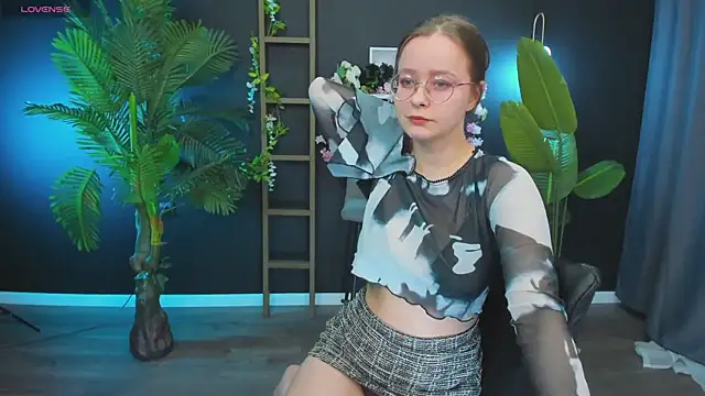 Snapshot of CassieCool chatting on 01.18.25 CassieCool online show from 01.18.25