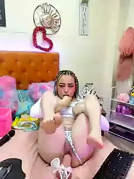 Snapshot of Yennastone chatting on 12.08.24 Yennastone online show from 12.08.24