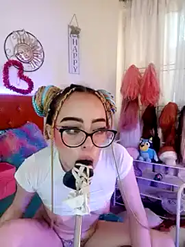 Snapshot of Yennastone chatting on 12.21.24 Yennastone online show from 12.21.24