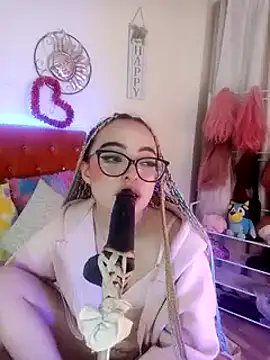 Snapshot of Yennastone chatting on 12.22.24 Yennastone online show from 12.22.24