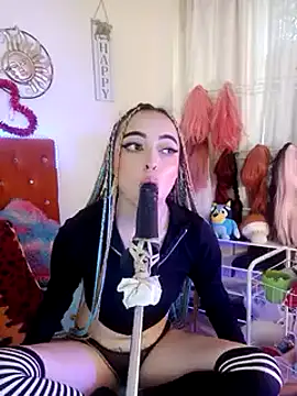 Snapshot of Yennastone chatting on 12.26.24 Yennastone online show from 12.26.24