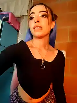 Snapshot of Yennastone chatting on 02.18.25 Yennastone online show from 02.18.25