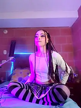 Snapshot of Yennastone chatting on 03.08.25 Yennastone online show from 03.08.25