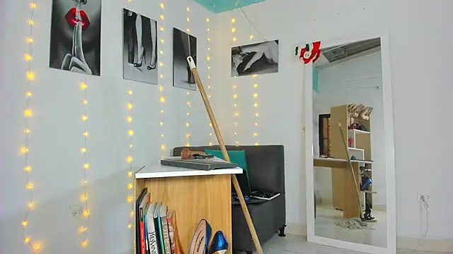 Snapshot of Zhara_becherovka chatting on 01.09.25 Zhara becherovka online show from 01.09.25