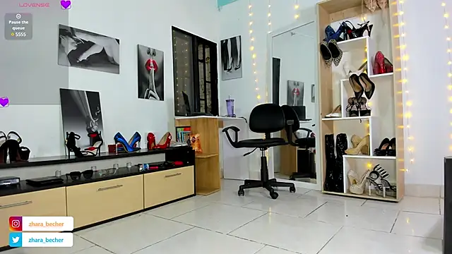 Snapshot of Zhara_becherovka chatting on 02.28.25 Zhara becherovka online show from 02.28.25