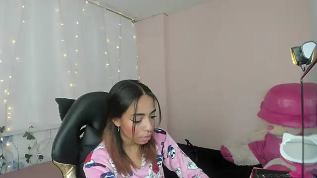 Abigail Wilson  online show from 02.05.25