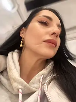 Snapshot of Roxana-Sexy chatting on 03.01.25 Roxana-Sexy online show from 03.01.25