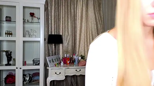 Snapshot of AnneFoxy chatting on 10.05.25 AnneFoxy online show from 10.05.25