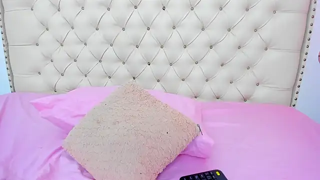 Snapshot of Kim_Eli chatting on 02.01.25 Kim Eli online show from 02.01.25