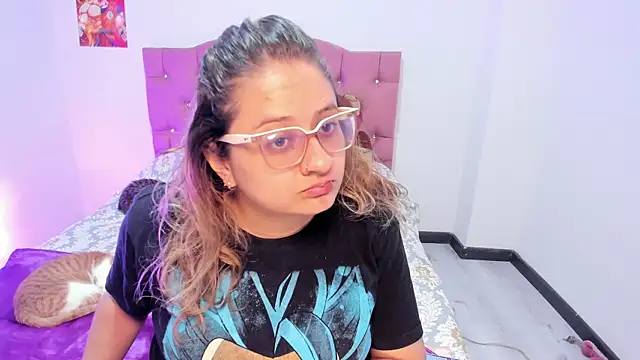 Snapshot of AnnieBigBoobs chatting on 11.20.25 AnnieBigBoobs online show from 11.20.25