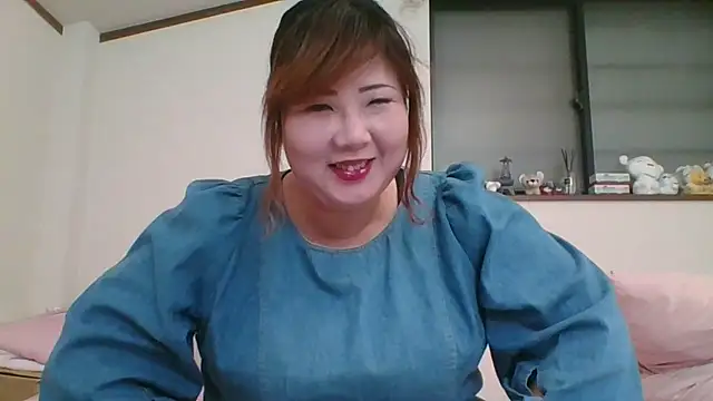 Snapshot of SAKU-RA-chan chatting on 03.22.25 SAKU-RA-chan online show from 03.22.25