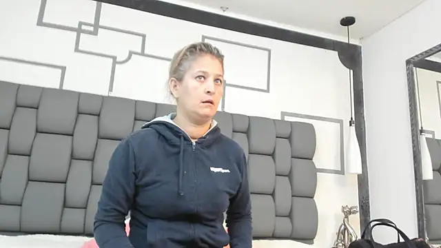 Snapshot of Jade_squirtt chatting on 10.03.25 Jade squirtt online show from 10.03.25