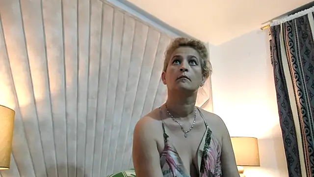 Snapshot of Jade_squirtt chatting on 10.31.25 Jade squirtt online show from 10.31.25